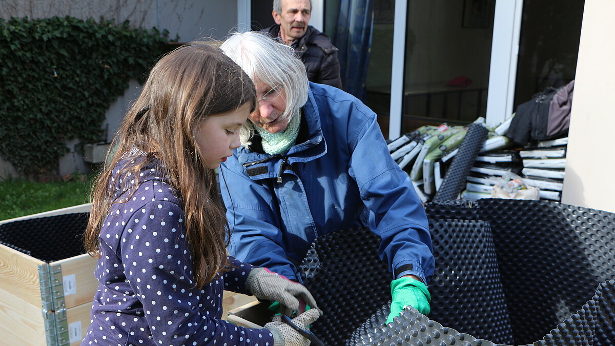 Erdbeeren ernten vor der Familienkirche